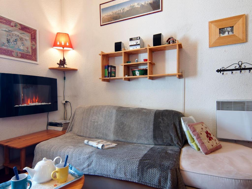 un salon avec un canapé et une cheminée dans l'établissement Apartment Le Chailloud-2 by Interhome, à Chamonix-Mont-Blanc