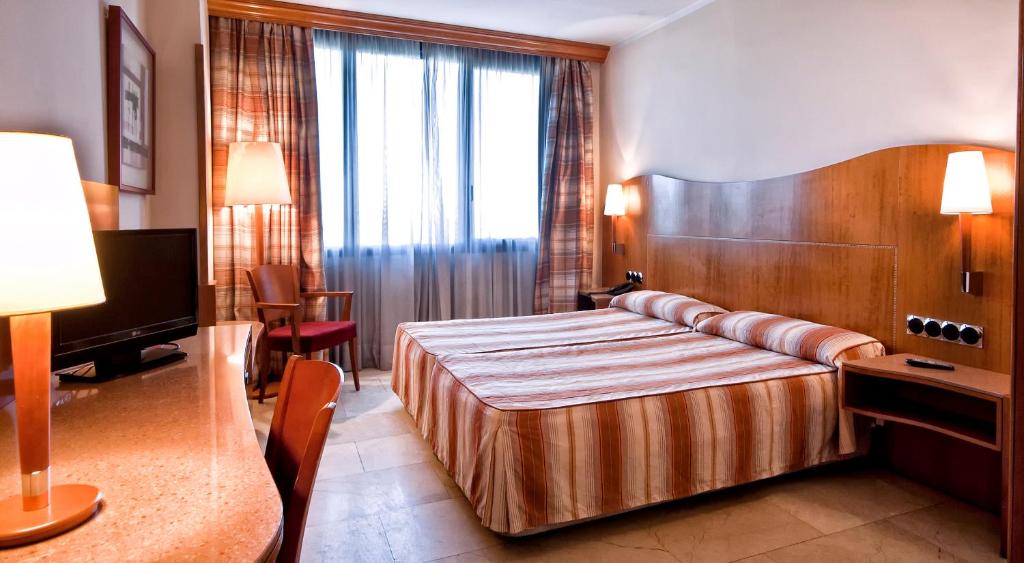 Ένα ή περισσότερα κρεβάτια σε δωμάτιο στο Hotel Aristol - Sagrada Familia