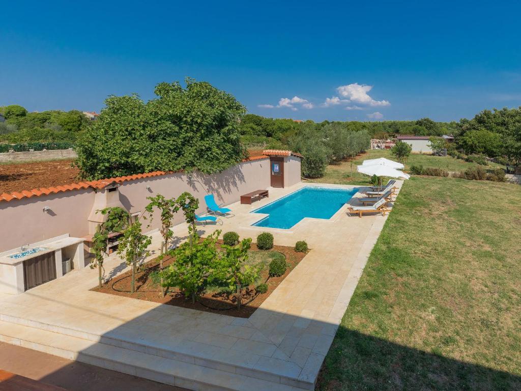 Bazén v ubytování Holiday Home Lancin by Interhome nebo v jeho okolí