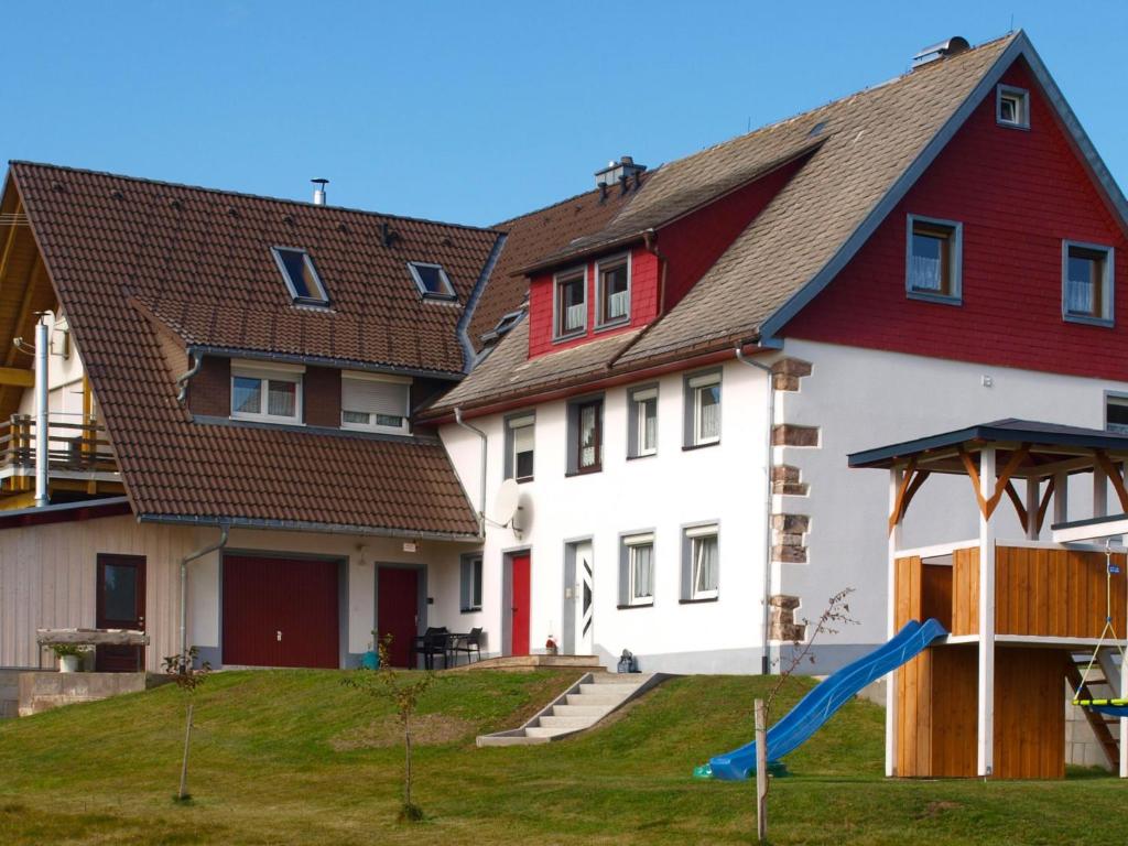 una casa con un parque infantil delante de ella en Apartment Fürderer by Interhome en Eisenbach