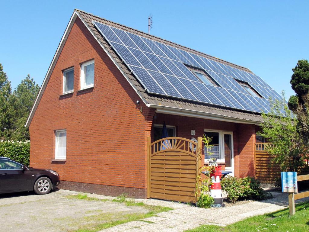 una casa con paneles solares en el techo en Apartment Kiebitzweg-1 by Interhome en Sehestedt