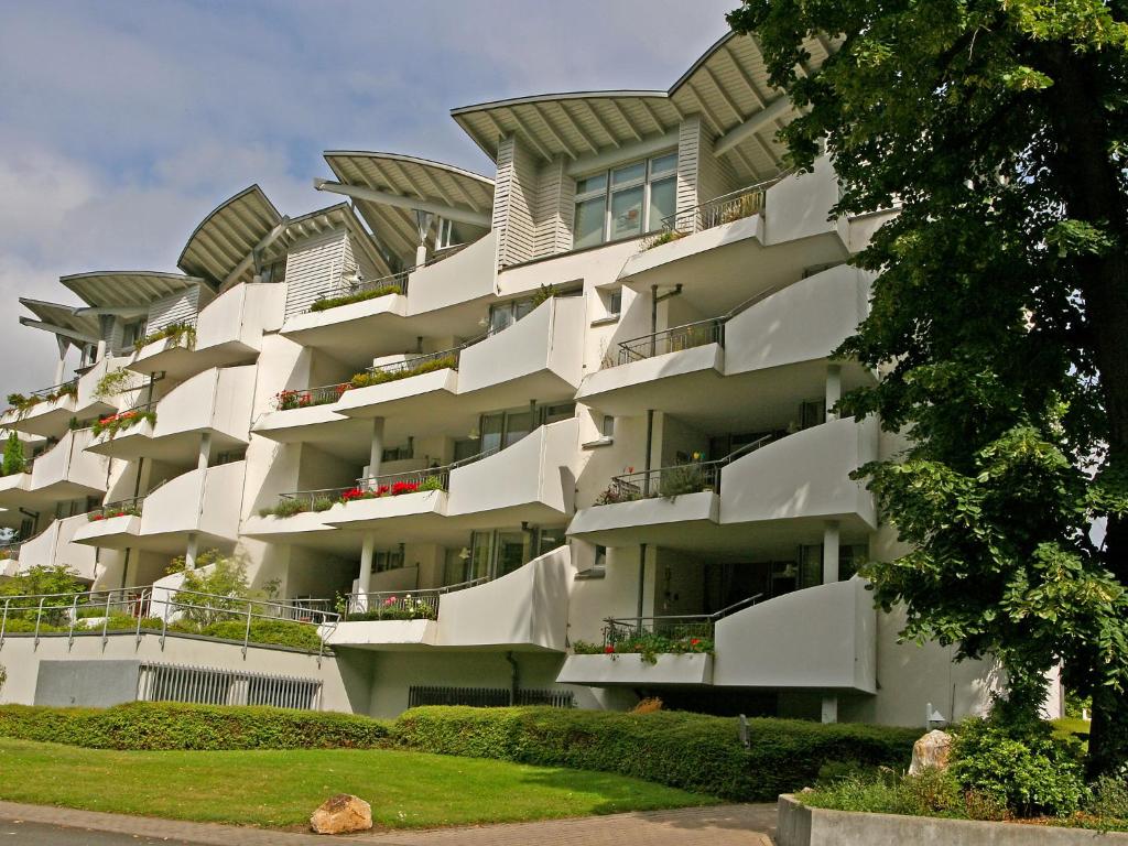un gran edificio blanco con balcones. en Apartment An der Mosel by Interhome, en Traben-Trarbach