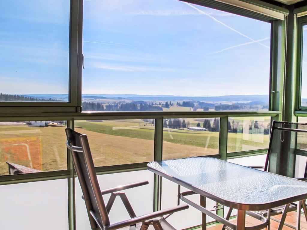 een tafel en 2 stoelen in een kamer met een raam bij Apartment F 112 by Interhome in Dittishausen