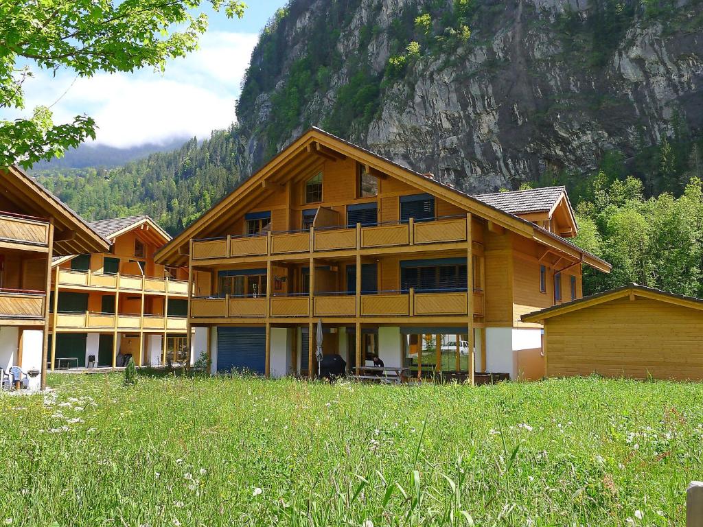 un gran edificio de madera frente a una montaña en Apartment Staubbach by Interhome, en Lauterbrunnen