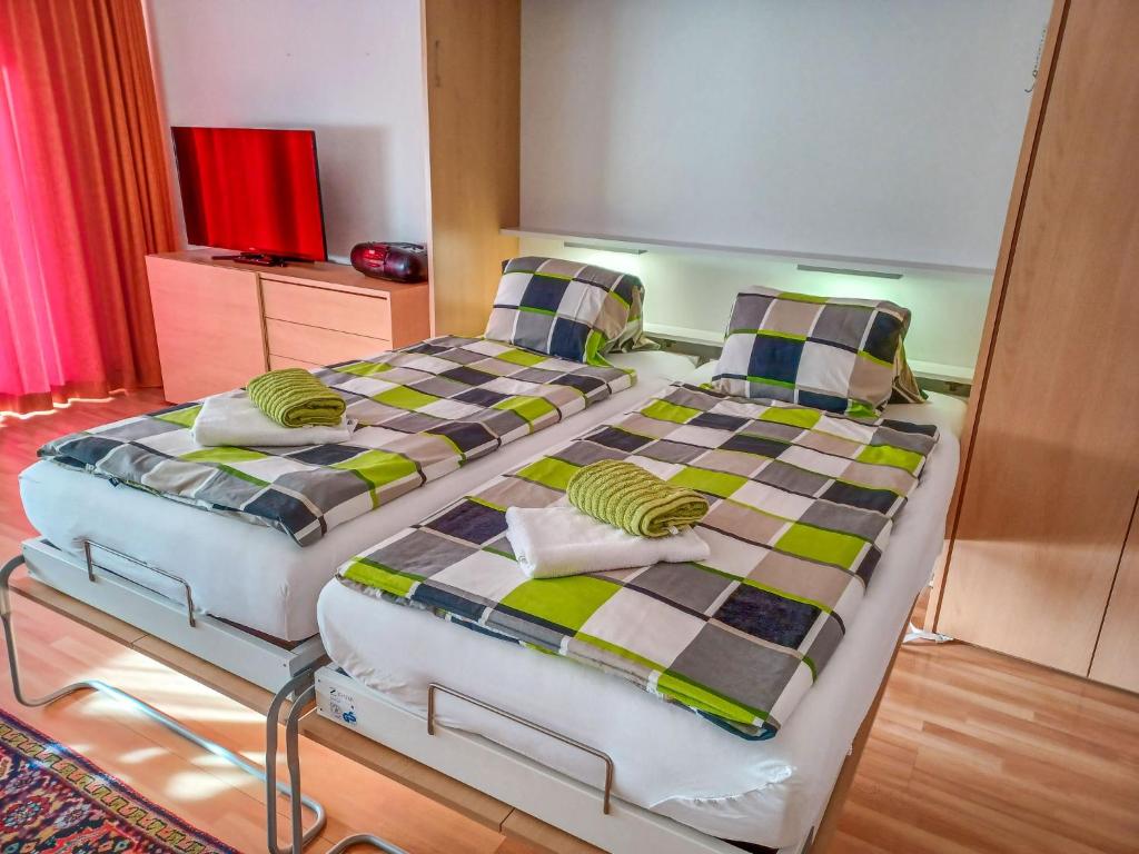 1 Schlafzimmer mit 2 Betten in einem Zimmer in der Unterkunft Apartment Residenza Lido-20 in Locarno