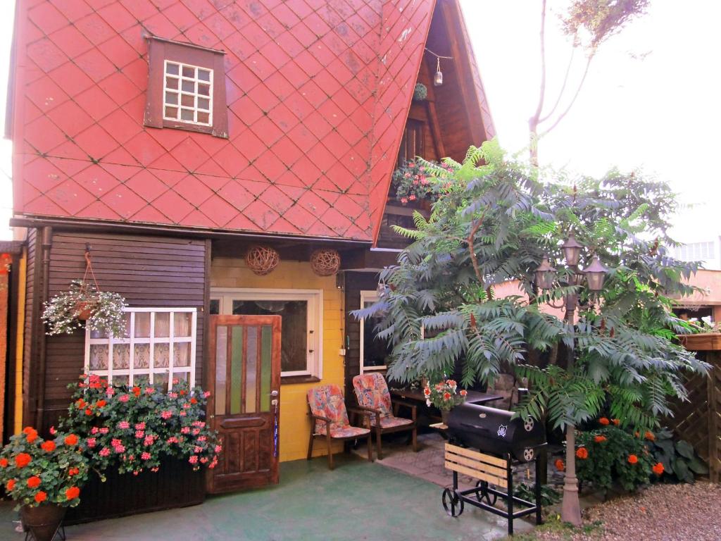 ダルウォボにあるHoliday Home Mały Domek by Interhomeの赤い屋根と花の家