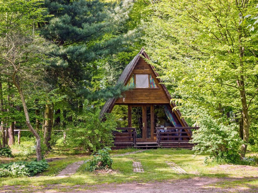 una cabaña en el bosque con árboles en Holiday Home Geesthof-8 by Interhome, en Klint