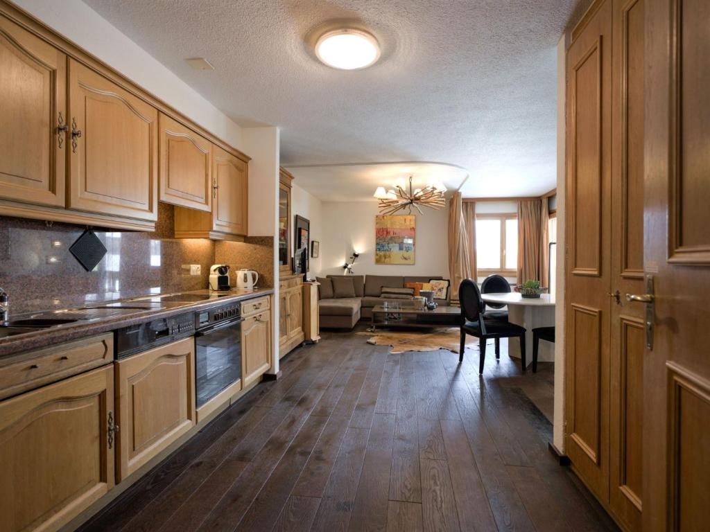 Kuchyňa alebo kuchynka v ubytovaní Apartment Chesa Ludains 8 by Interhome