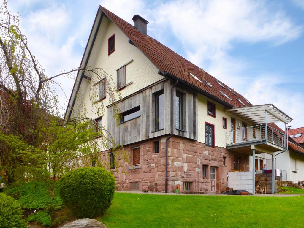 ein großes Steinhaus mit rotem Dach in der Unterkunft Apartment Rinkenturm by Interhome in Tonbach