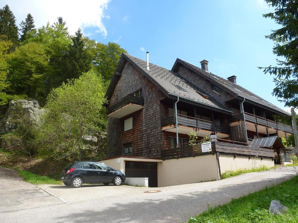 ein Haus mit einem davor geparkt in der Unterkunft Apartment Hallenbadweg by Interhome in Rinken