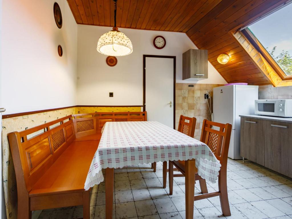 A kitchen or kitchenette at Apartment Paulownia by Interhome