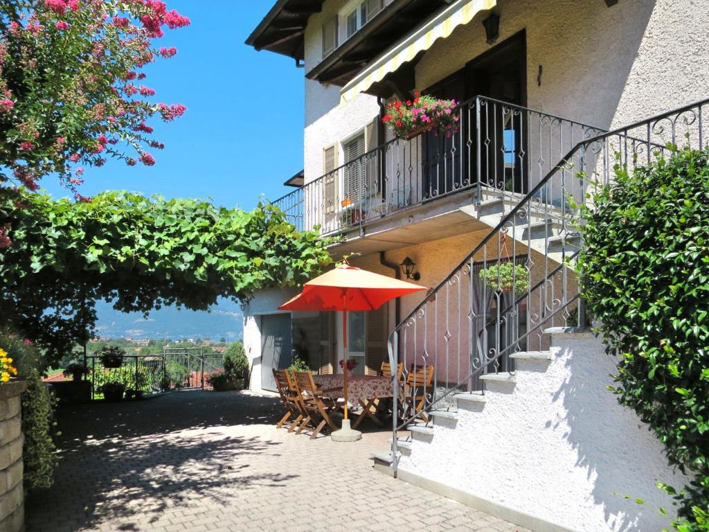 patio con tavolo e ombrellone di Apartment Casa Riboni by Interhome a Luino