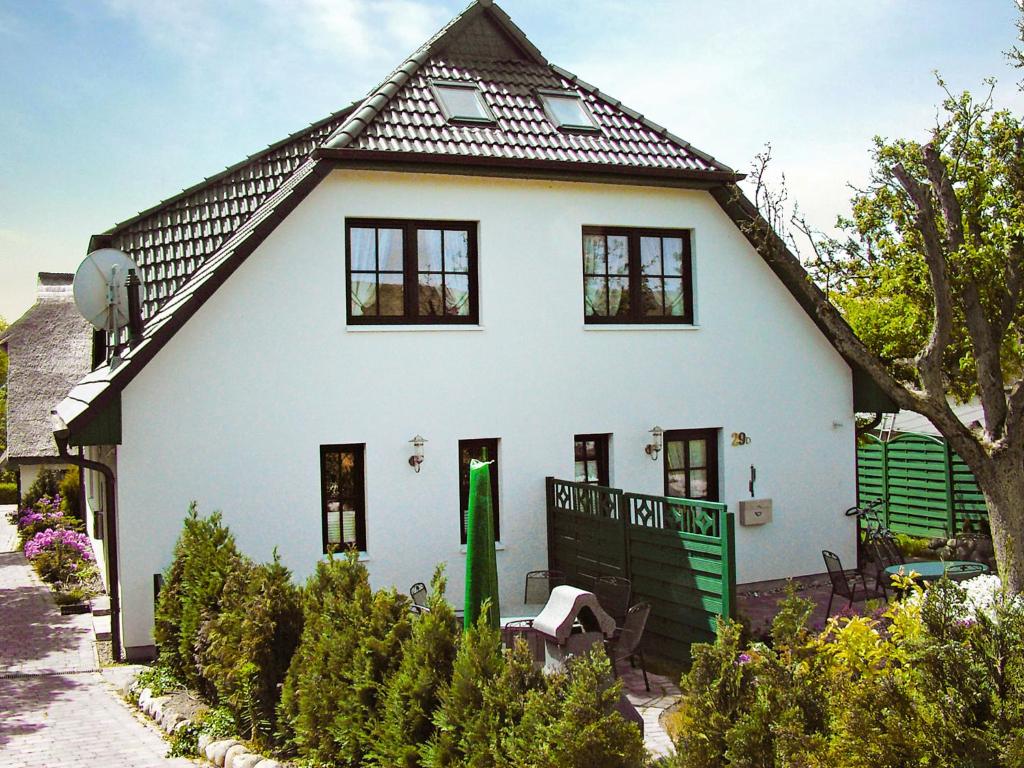 Groß ZickerにあるHoliday Home Seeadler by Interhomeの黒屋根白屋根