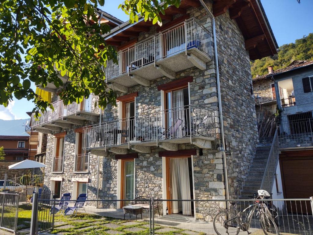 un edificio con balcones y una bicicleta estacionada frente a él en Apartment Margherita-4 by Interhome en Gravedona