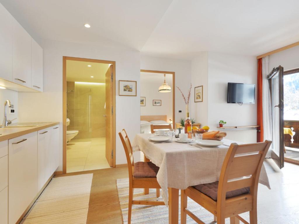 een keuken en eetkamer met een tafel en stoelen bij Apartment Tirol-1 by Interhome in Ortisei