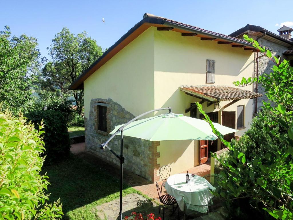 Monte Santa Maria TiberinaにあるHoliday Home Il Monte-1 by Interhomeの傘付きの庭園