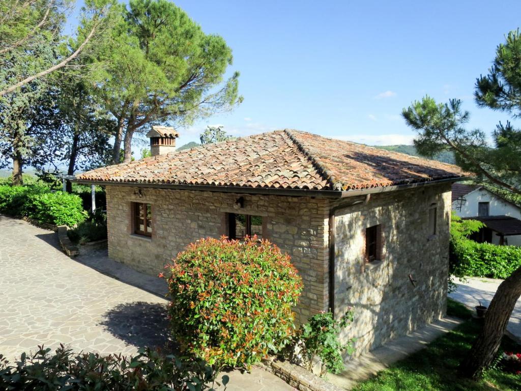 Monte Santa Maria TiberinaにあるHoliday Home Il Monte-3 by Interhomeの瓦屋根の小石造家