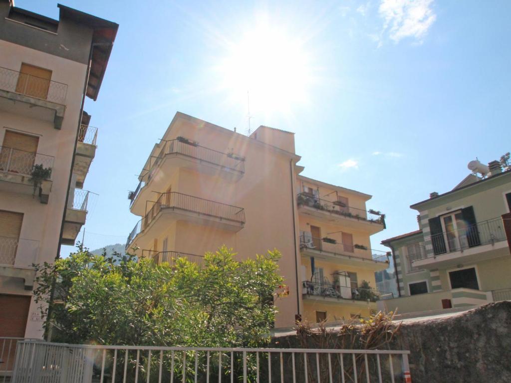 un grand bâtiment devant certains bâtiments dans l'établissement Apartment Sant'Antonio by Interhome, à Alassio