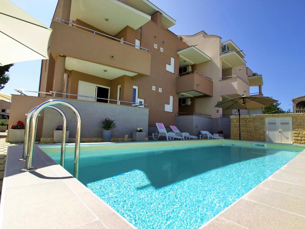 Bazén v ubytování Apartment Mlasina-4 by Interhome nebo v jeho okolí