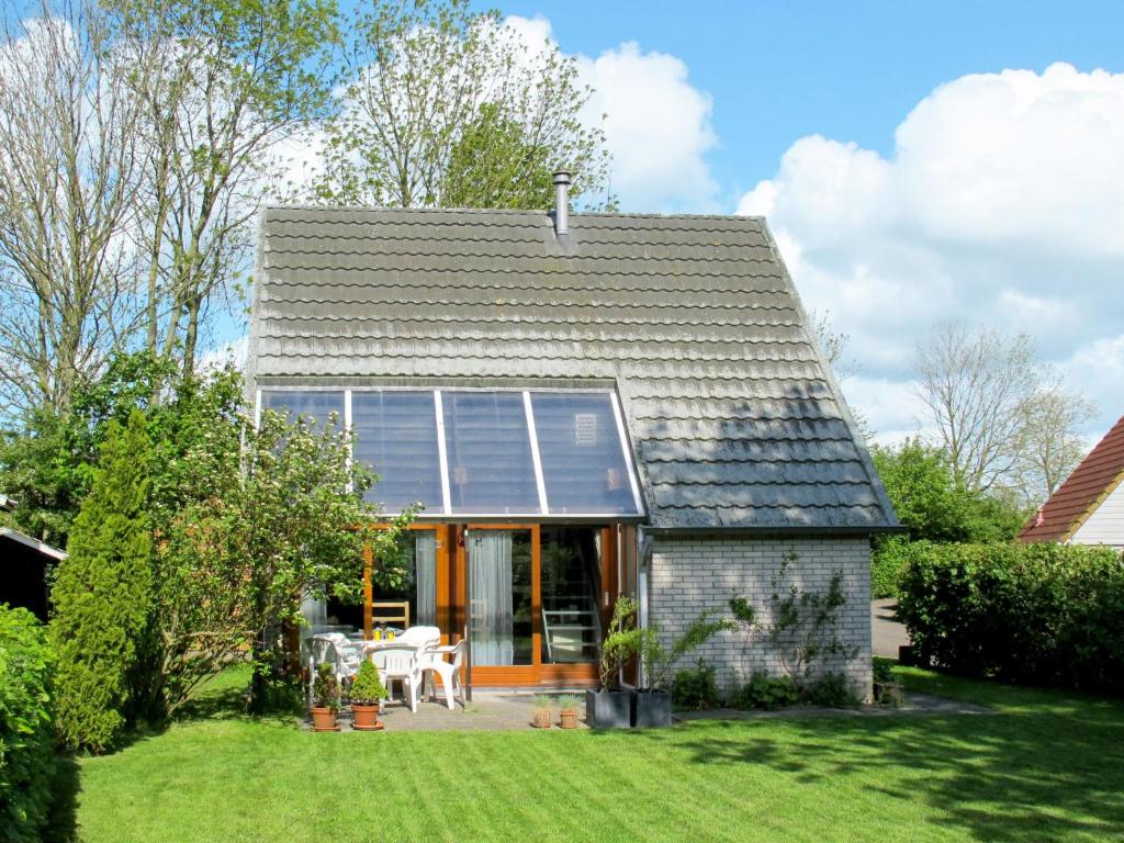 AnjumにあるHoliday Home De Schans by Interhomeの屋根に太陽光パネルを敷いた家