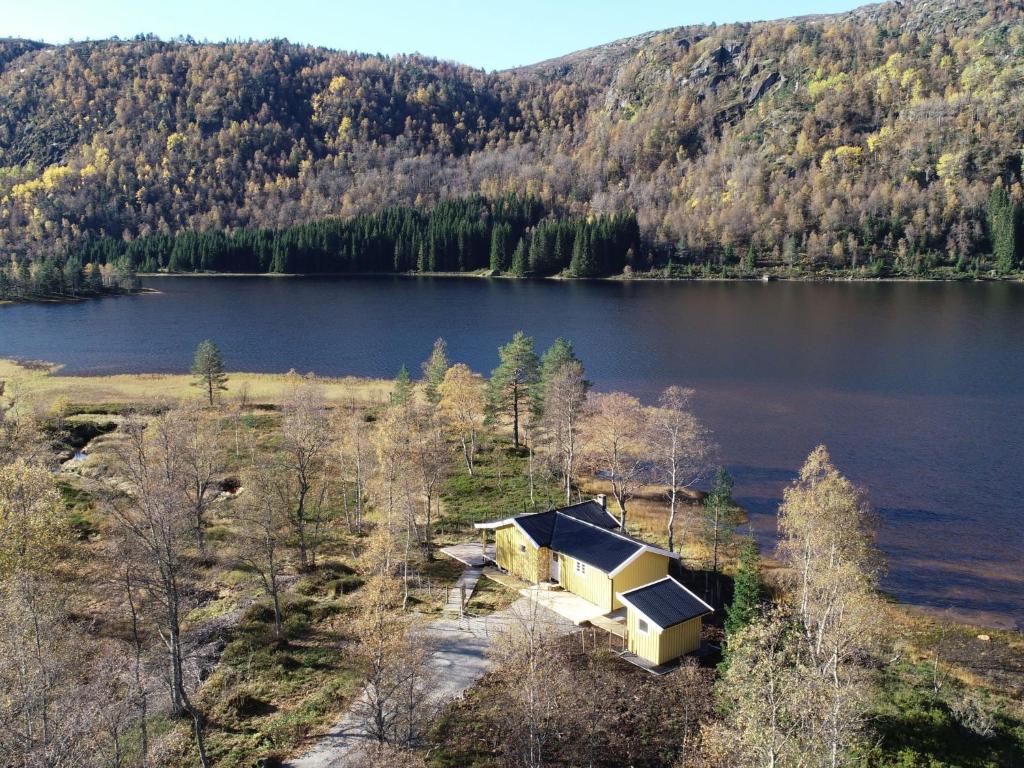 uma vista aérea de uma casa num lago em Holiday Home Oddbu - SOW103 by Interhome em Åseral