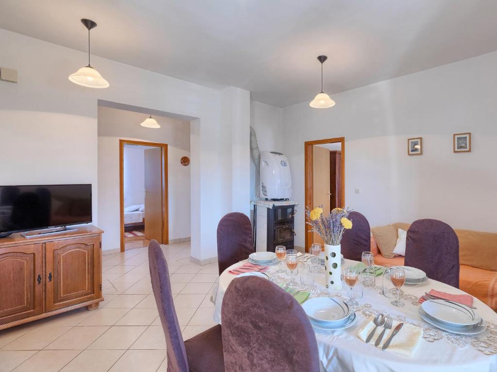 Telewizja i/lub zestaw kina domowego w obiekcie Holiday Home Ana Lucija by Interhome