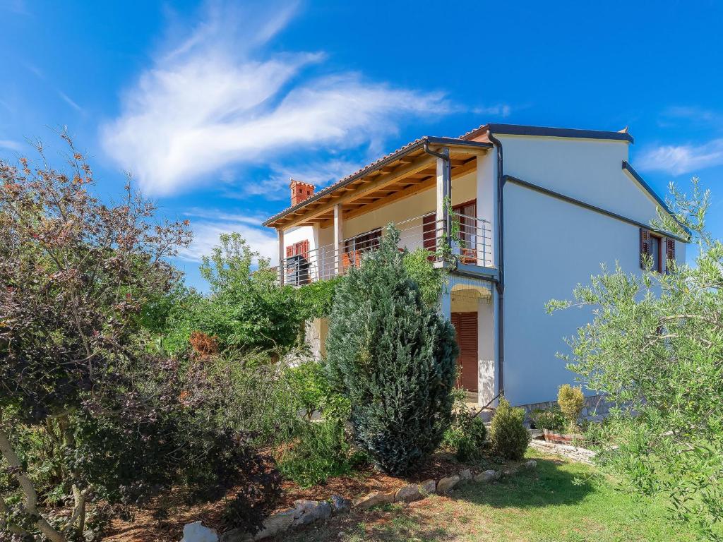 dom na wzgórzu z drzewami w obiekcie Holiday Home Ana Lucija by Interhome w Puli