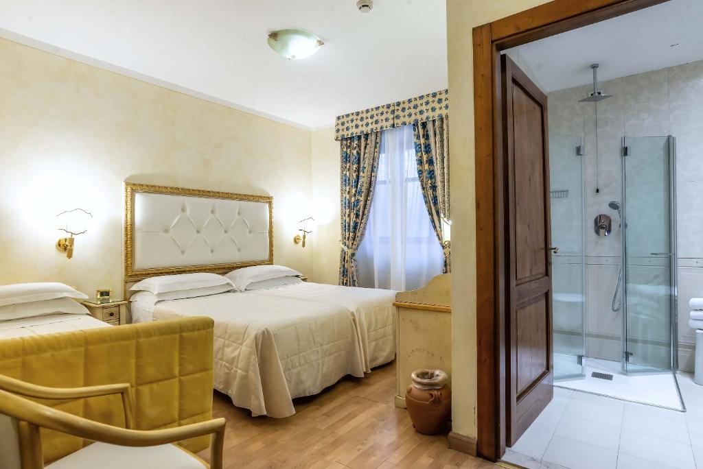 A bed or beds in a room at Hotel Alba Palace