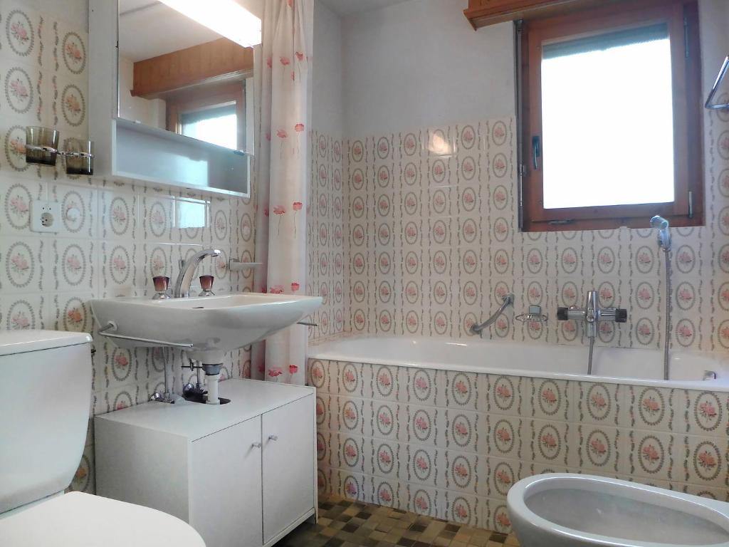 Uma casa de banho em Apartment Parc B 431 by Interhome