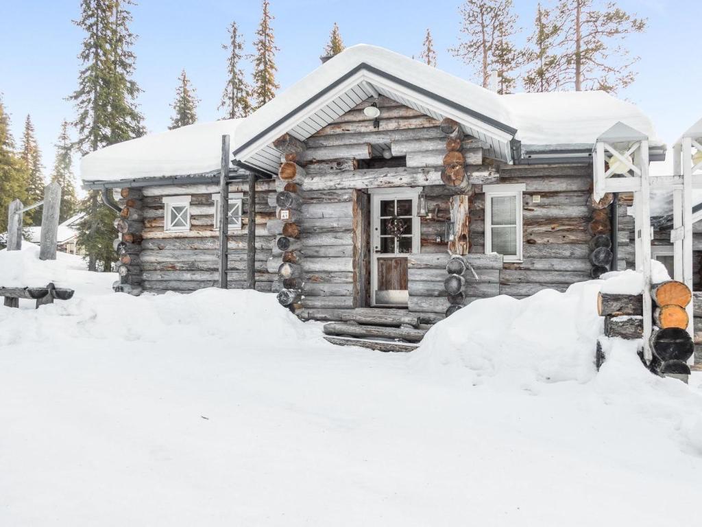 ルカにあるHoliday Home Ykkösruka a 1 by Interhomeの雪の丸太小屋