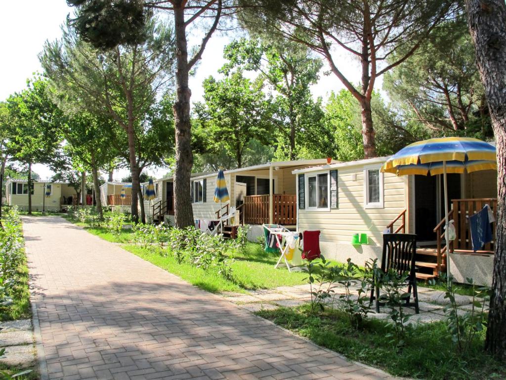una fila de casas móviles en un parque en Holiday Home Camping Badiaccia-1 by Interhome en Borghetto