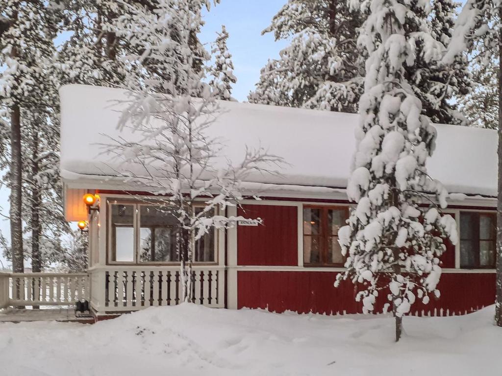 ルカにあるHoliday Home Kaukosaaren ahonlaita by Interhomeの屋根に雪が積もった赤い家