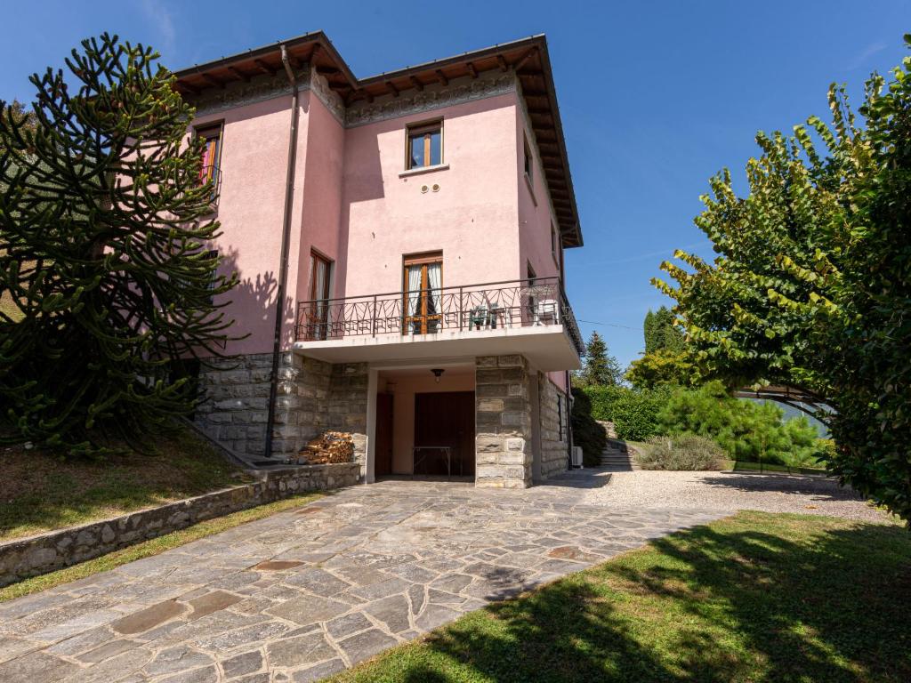 an external view of the villa with its driveway at Villa Vittoria by Interhome in Bellagio