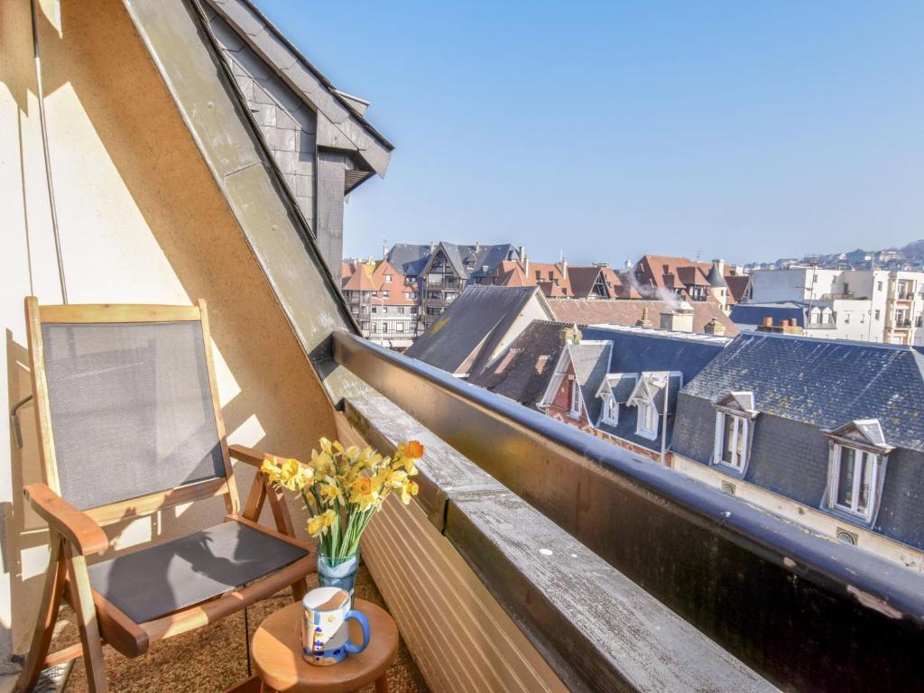 un easel et une peinture sur un balcon avec vue dans l'établissement Apartment Le Plazza by Interhome, à Deauville