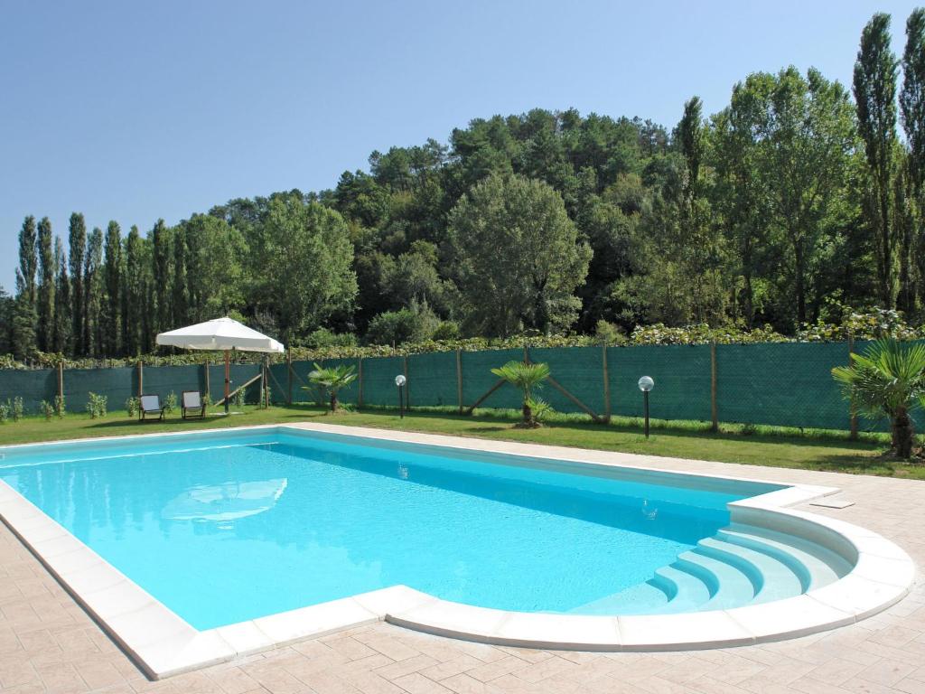 בריכת השחייה שנמצאת ב-Villa Il Cipresso by Interhome או באזור