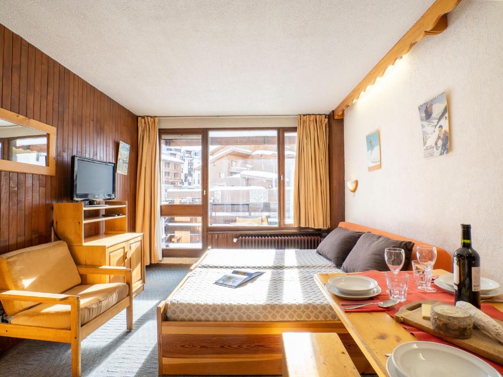 un salon avec un canapé et une table dans l'établissement Studio Le Slalom - Val Claret-3 by Interhome, à Tignes