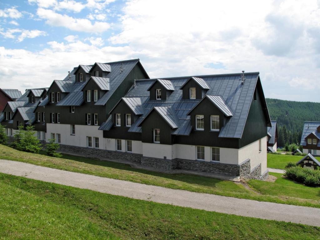 una vista aérea de una gran casa con techo negro en Apartment Horní Mísečky - HMS130 by Interhome, en Vítkovice