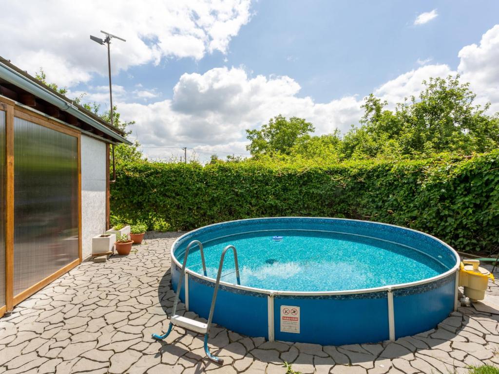 Piscina a Chalet Lhotka nad Bečvou by Interhome o a prop