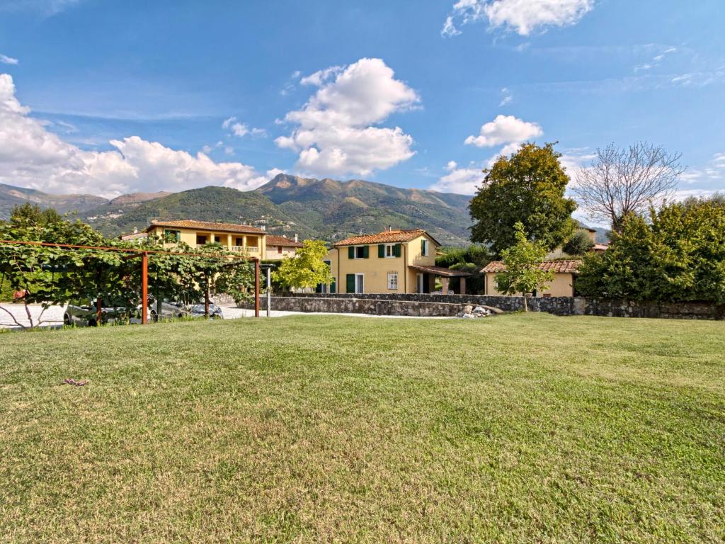 カマイオーレにあるHoliday Home Gli Antichi by Interhomeの家並みと山々を背景にした広い庭