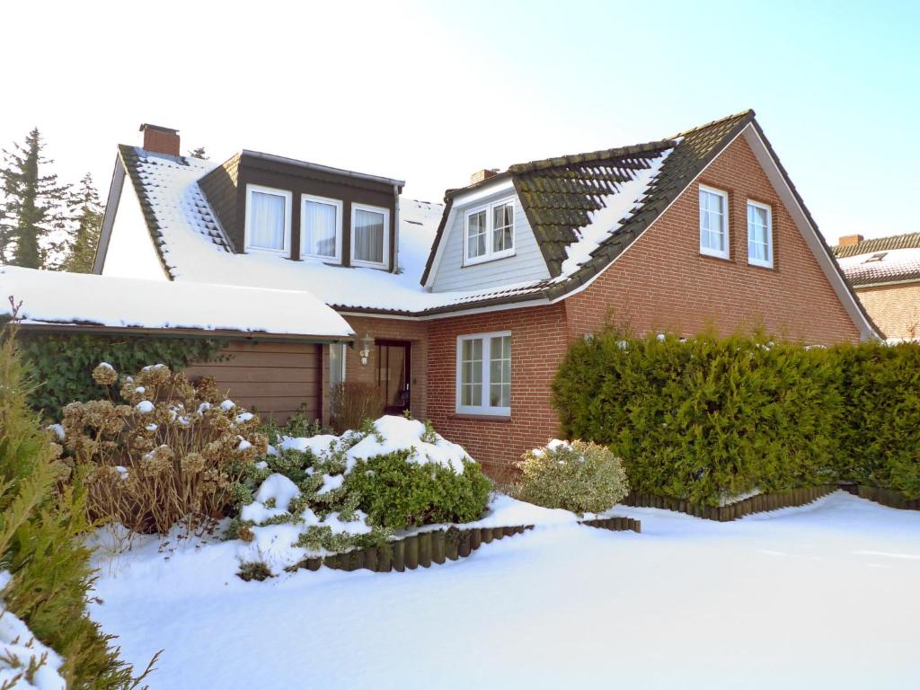 ein Haus mit Schnee im Hof in der Unterkunft Apartment Nordwind by Interhome in Norddeich