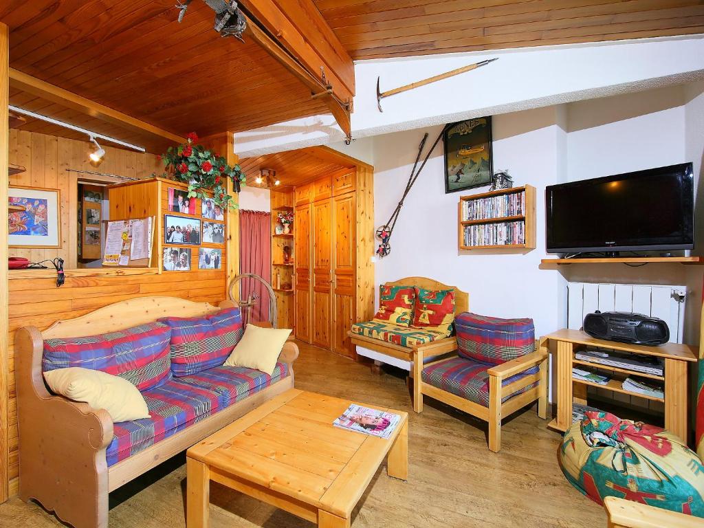 ein Wohnzimmer mit einem Sofa und einem Tisch in der Unterkunft Apartment Le Curling A-17 by Interhome in Tignes