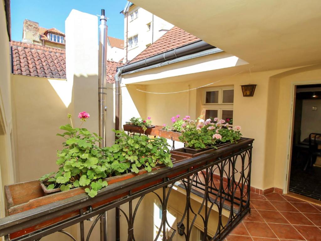 Balkón nebo terasa v ubytování Apartment Prague Castle Duplex by Interhome