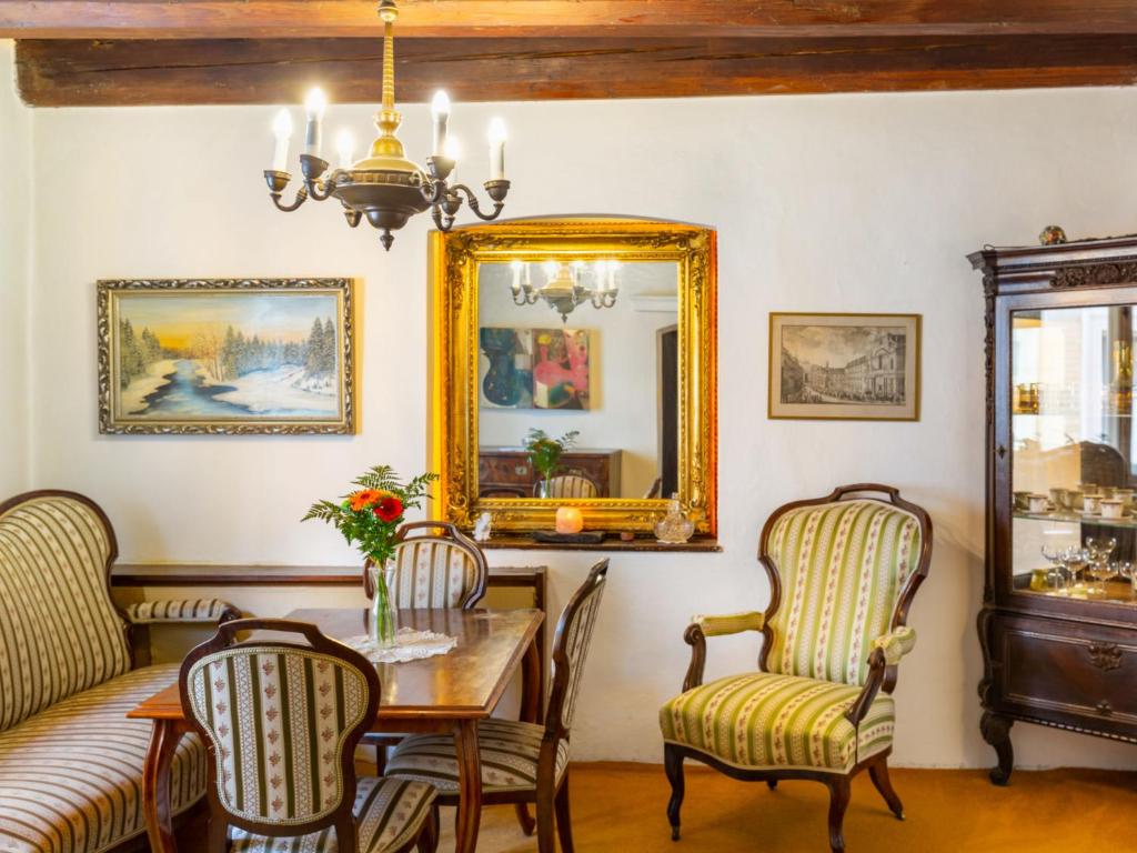 - une salle à manger avec une table, des chaises et un miroir dans l'établissement Apartment Nerudova by Interhome, à Prague
