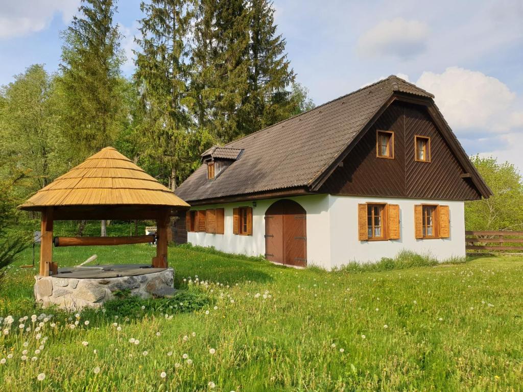 ein kleines Haus mit einem Pavillon auf einem Feld in der Unterkunft Holiday Home Dolní Příbraní by Interhome in Dolní Příbraní