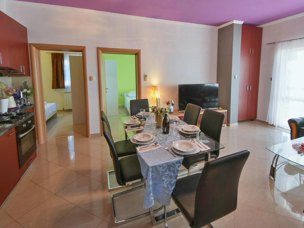 Televízia a/alebo spoločenská miestnosť v ubytovaní Apartment Škroćo-3 by Interhome