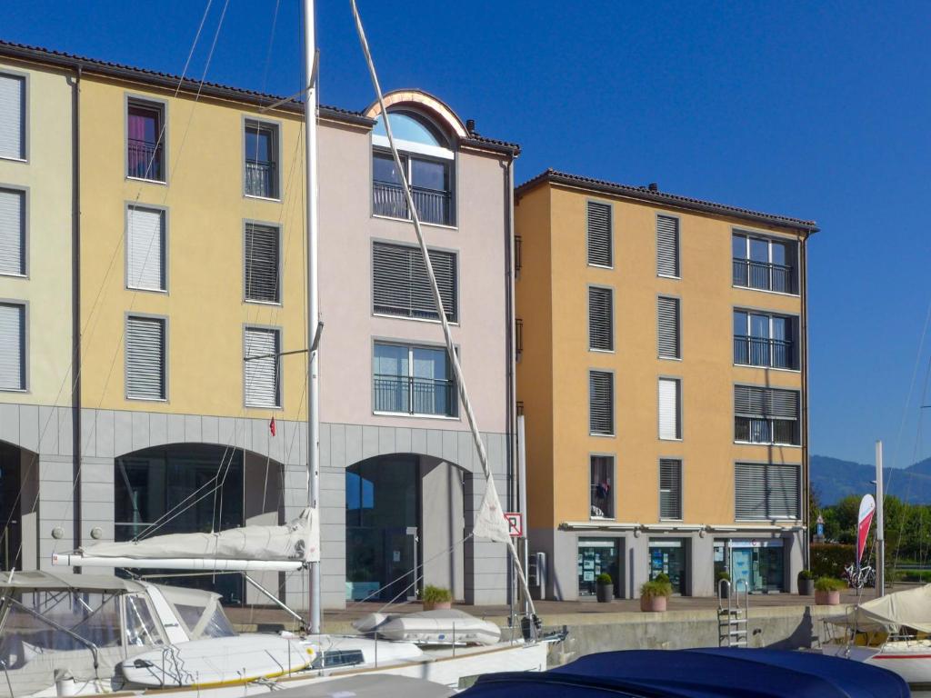 un bateau est amarré devant un bâtiment dans l'établissement Apartment Cook P1-2 by Interhome, au Bouveret