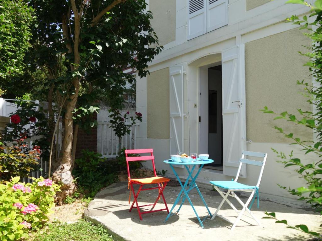 トゥルヴィル・シュル・メールにあるStudio Marie Hélène by Interhomeの家の前の椅子2脚とテーブル