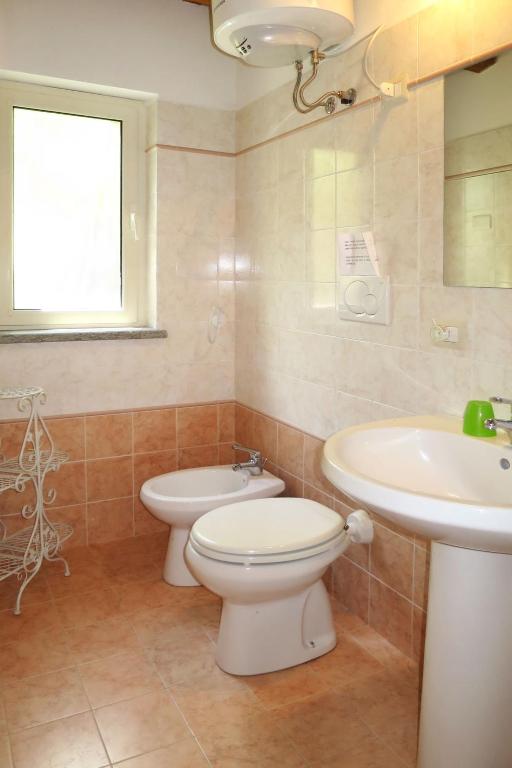 A bathroom at Holiday Home Chalet del Lago by Interhome