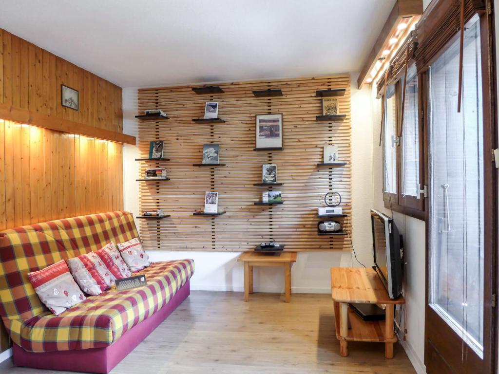 - un salon avec un canapé et une télévision dans l'établissement Studio Champraz-14 by Interhome, à Chamonix-Mont-Blanc