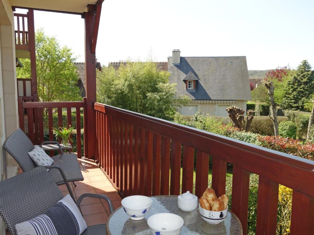 un patio avec une table et des chaises sur un balcon dans l'établissement Apartment Domaine de Clairefontaine-1 by Interhome, à Deauville